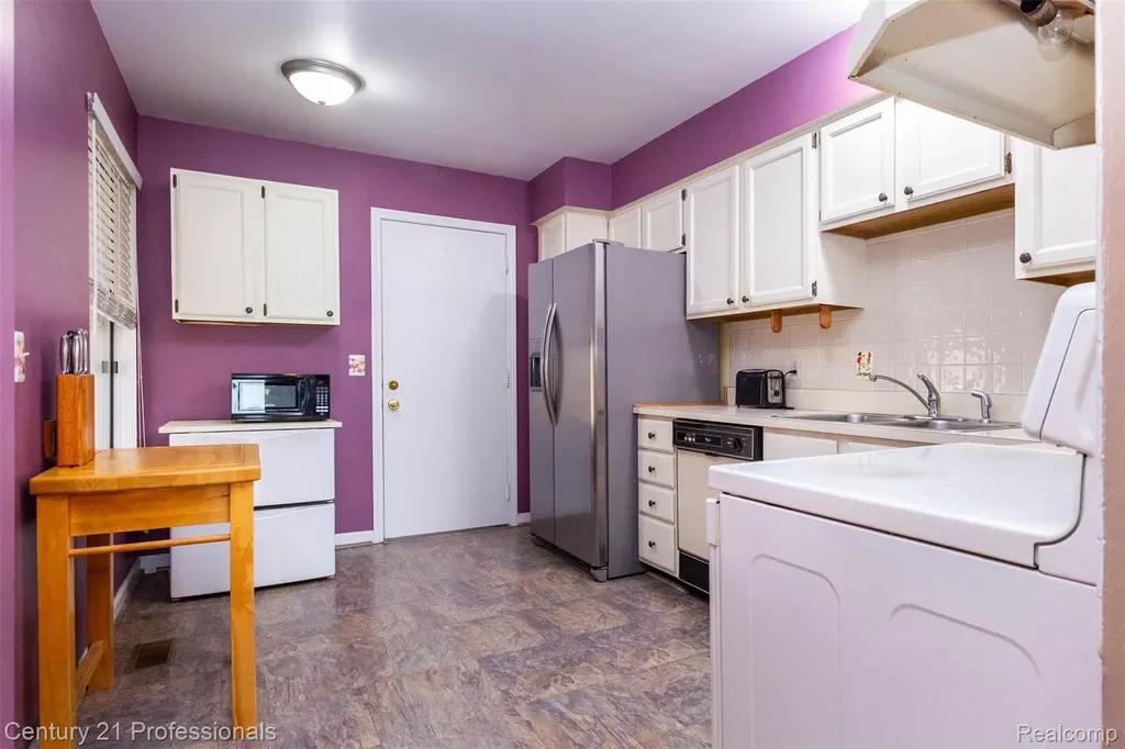 574 Tennyson Rochester Hills City MI 48307