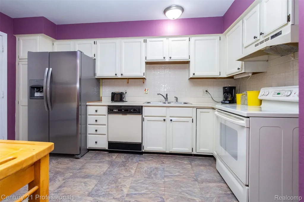 574 Tennyson Rochester Hills City MI 48307