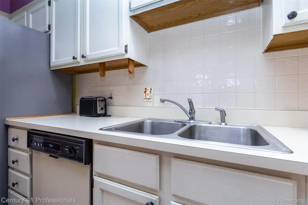 574 Tennyson Rochester Hills City MI 48307