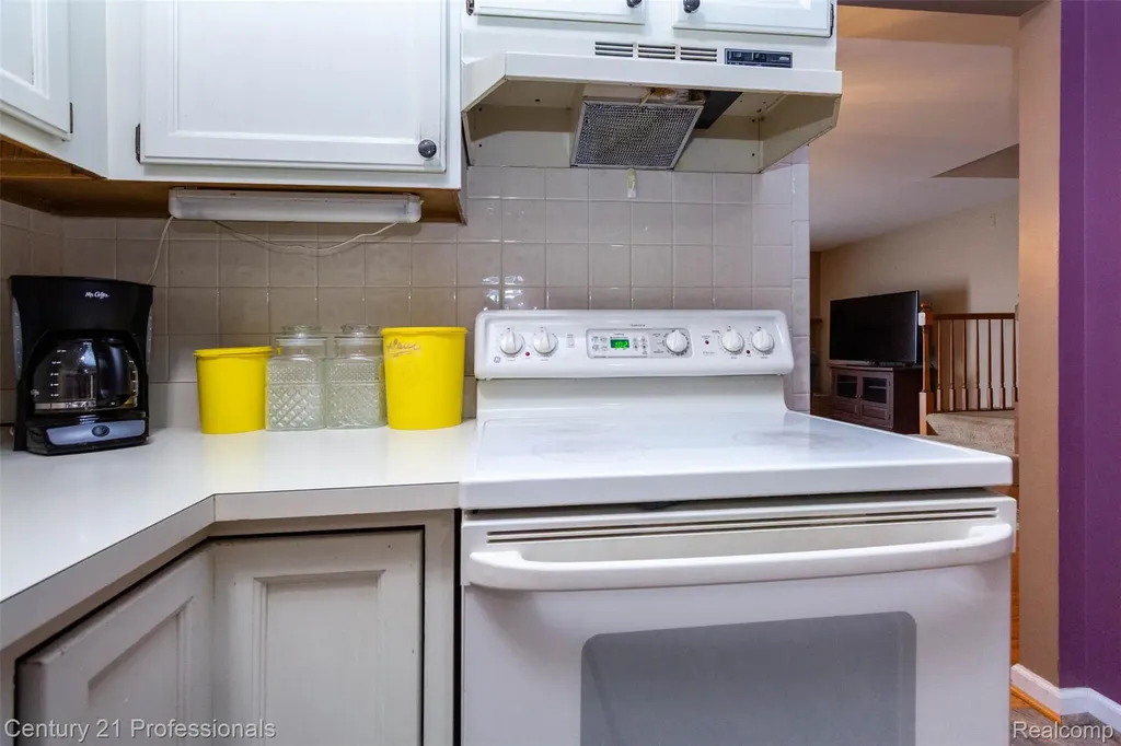 574 Tennyson Rochester Hills City MI 48307