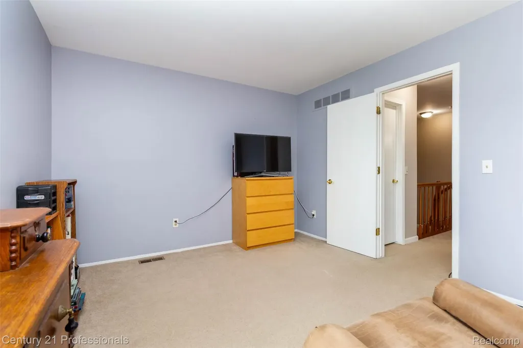 574 Tennyson Rochester Hills City MI 48307
