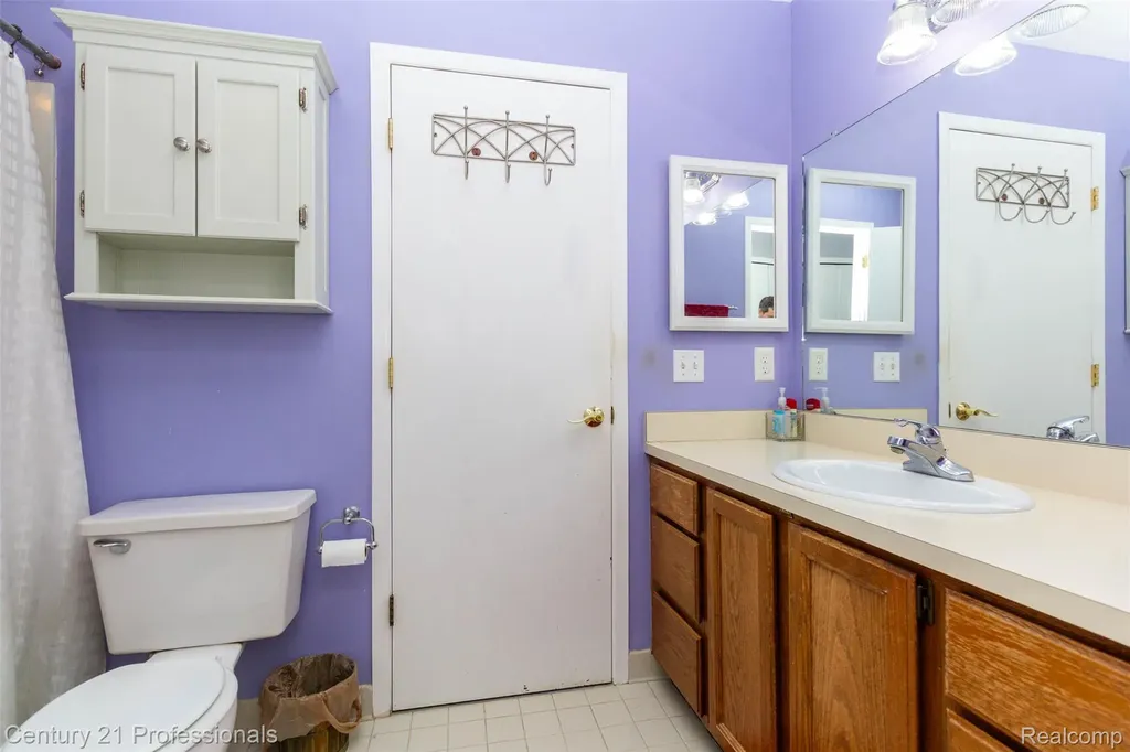 574 Tennyson Rochester Hills City MI 48307
