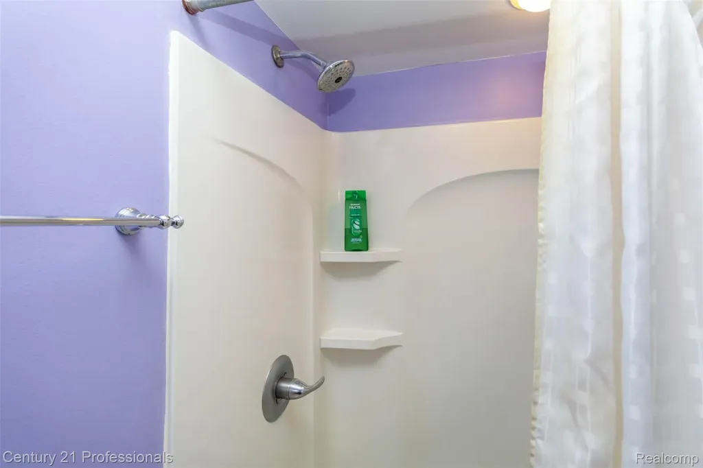 574 Tennyson Rochester Hills City MI 48307