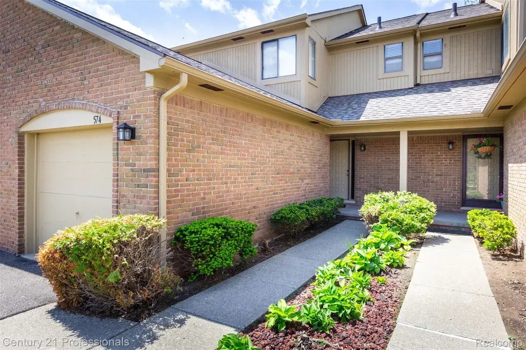 574 Tennyson Rochester Hills City MI 48307