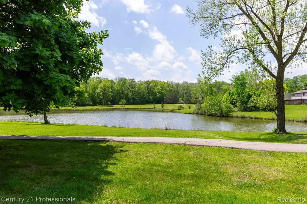 574 Tennyson Rochester Hills City MI 48307
