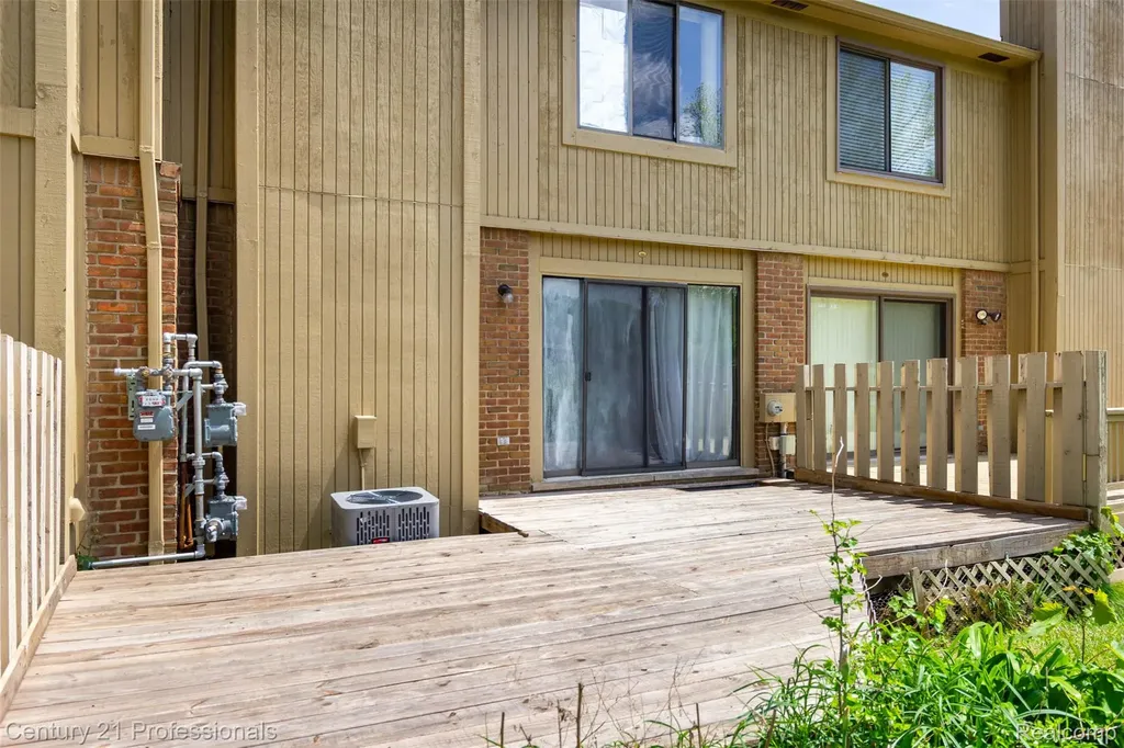 574 Tennyson Rochester Hills City MI 48307