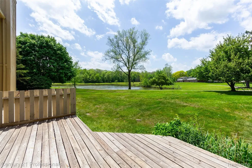 574 Tennyson Rochester Hills City MI 48307