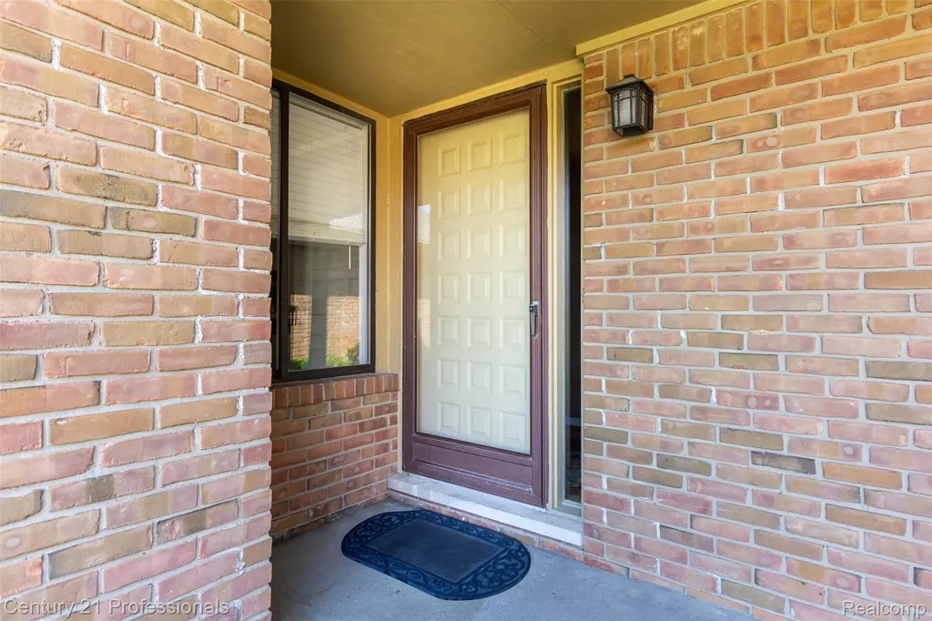 574 Tennyson Rochester Hills City MI 48307