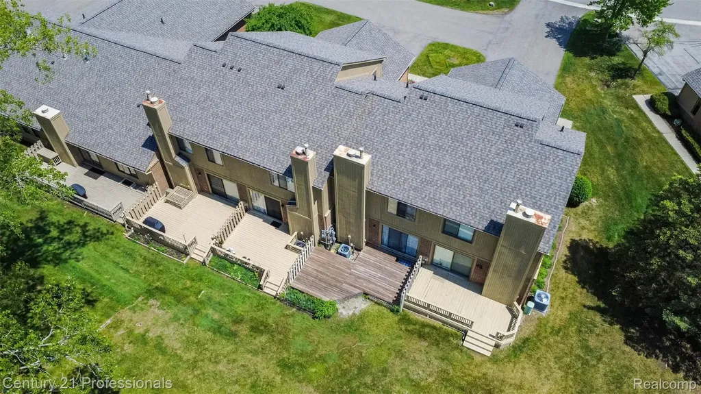 574 Tennyson Rochester Hills City MI 48307