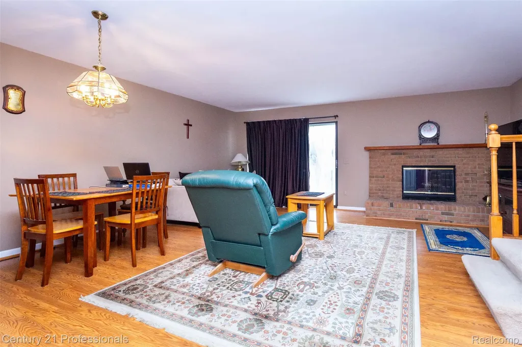 574 Tennyson Rochester Hills City MI 48307