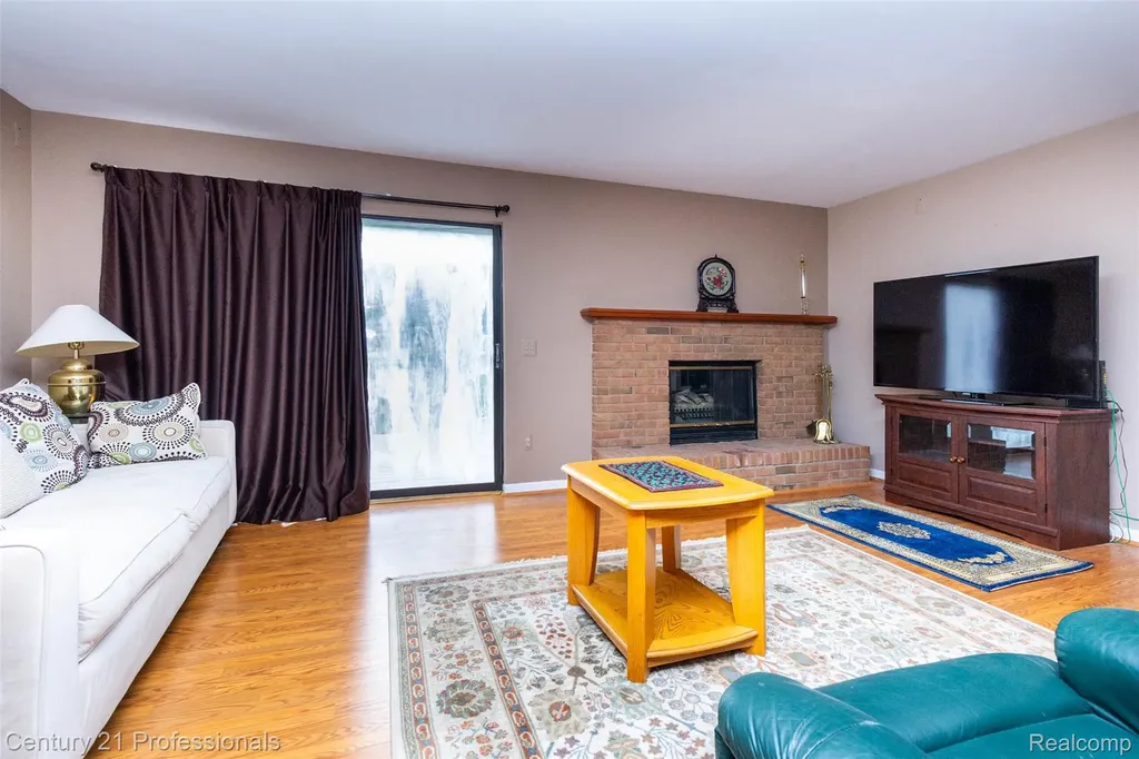 574 Tennyson Rochester Hills City MI 48307