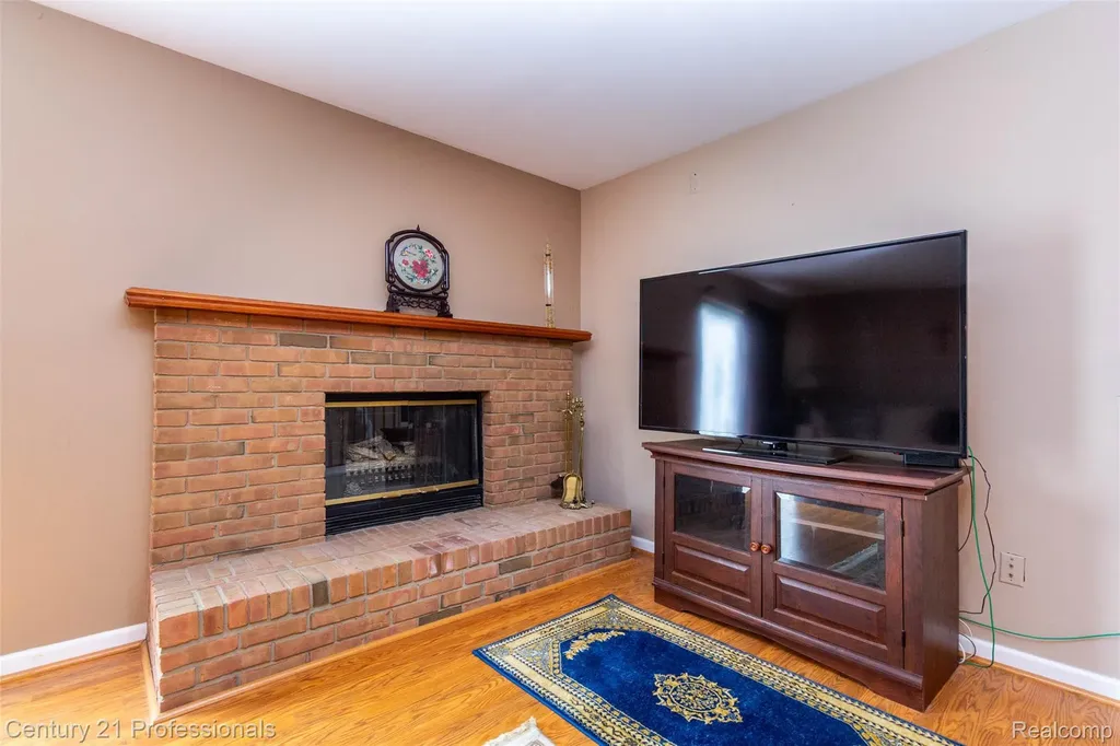 574 Tennyson Rochester Hills City MI 48307
