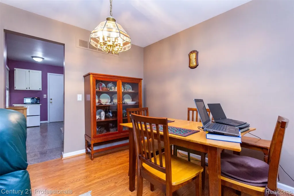574 Tennyson Rochester Hills City MI 48307