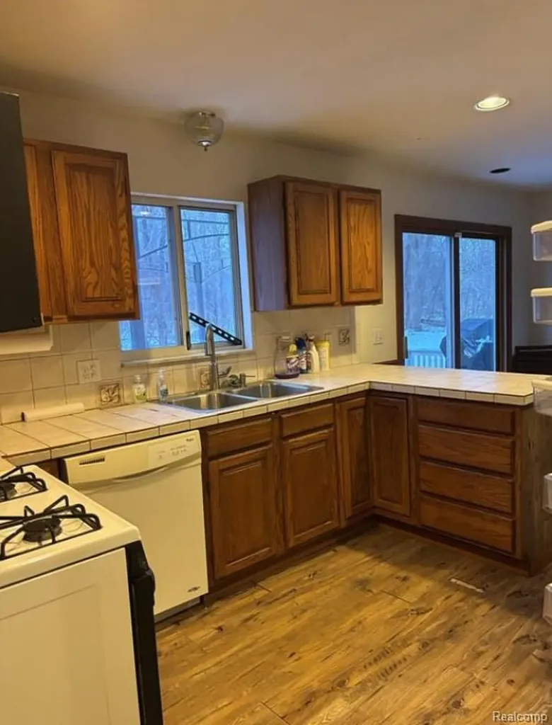 6099 Brookwood Drive Burton City MI 48509