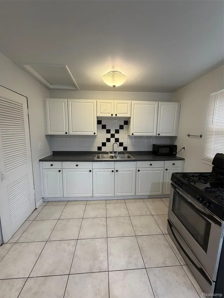 22921 Rosewood Street Oak Park City MI 48237