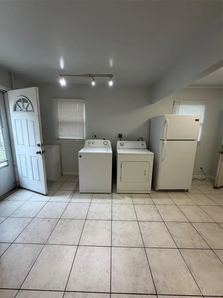 22921 Rosewood Street Oak Park City MI 48237