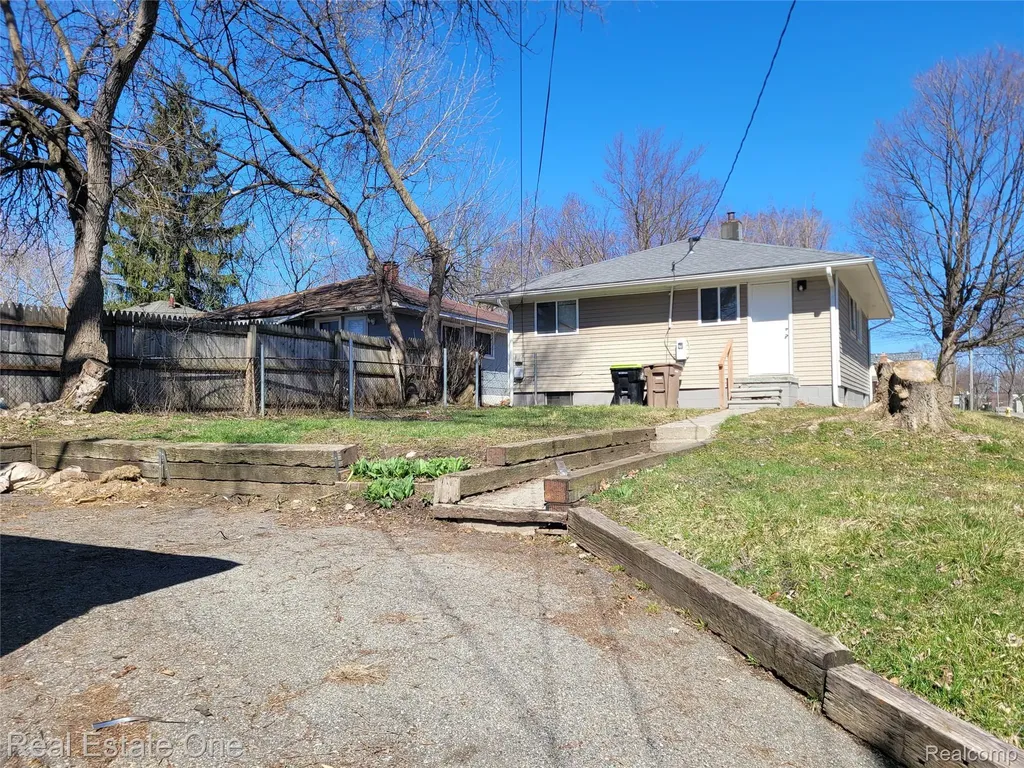 77 W Rutgers Avenue Pontiac City MI 48340