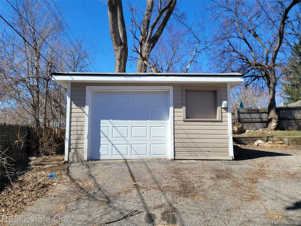 77 W Rutgers Avenue Pontiac City MI 48340