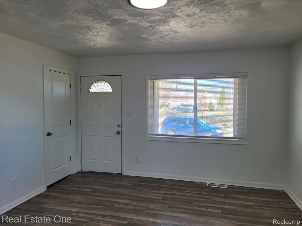 77 W Rutgers Avenue Pontiac City MI 48340