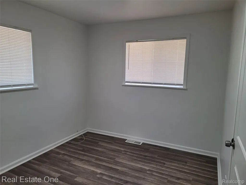 77 W Rutgers Avenue Pontiac City MI 48340