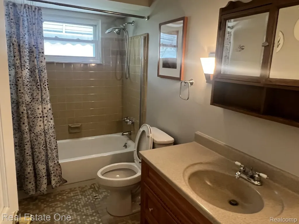 1092 Arthur Drive Troy City MI 48083