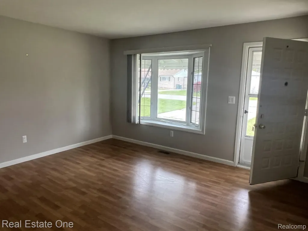 1092 Arthur Drive Troy City MI 48083