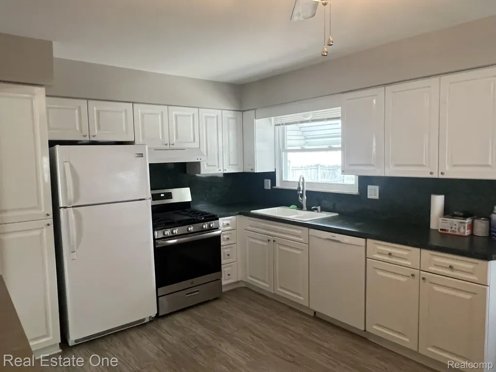 1092 Arthur Drive Troy City MI 48083