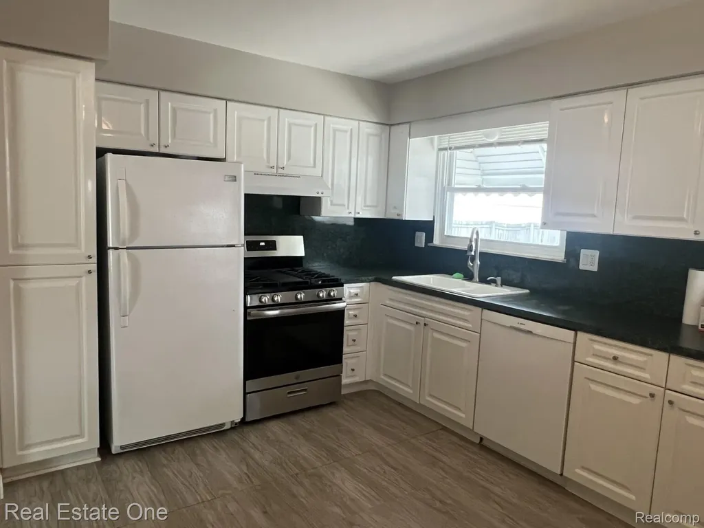 1092 Arthur Drive Troy City MI 48083