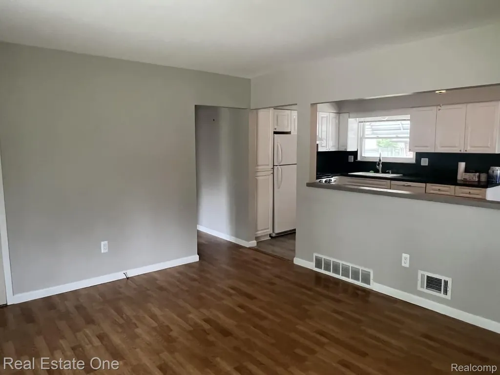 1092 Arthur Drive Troy City MI 48083