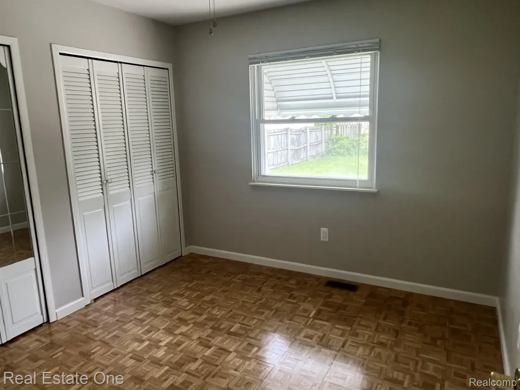 1092 Arthur Drive Troy City MI 48083