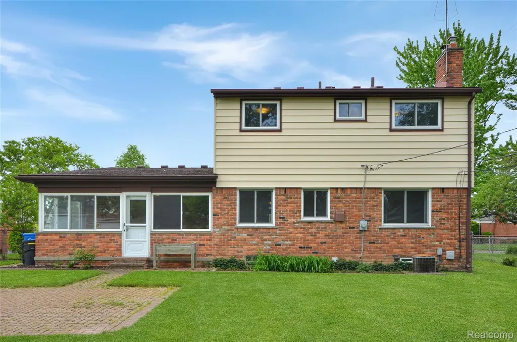 31139 Tecla Drive Warren City MI 48088