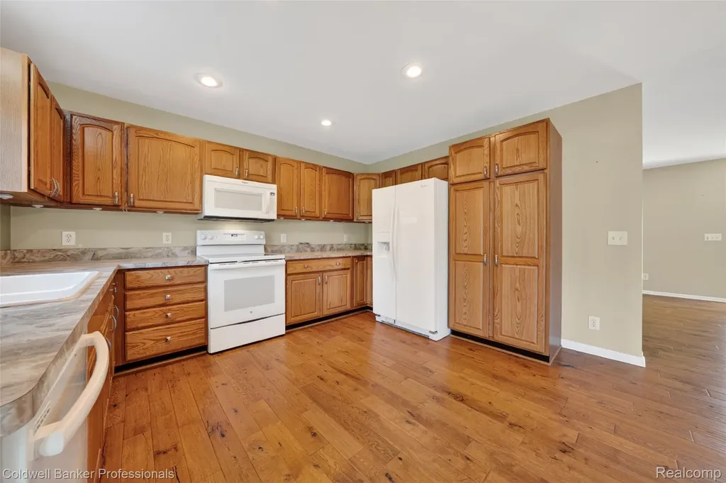 2470 Winkleman Drive Waterford Charter Township MI 48329