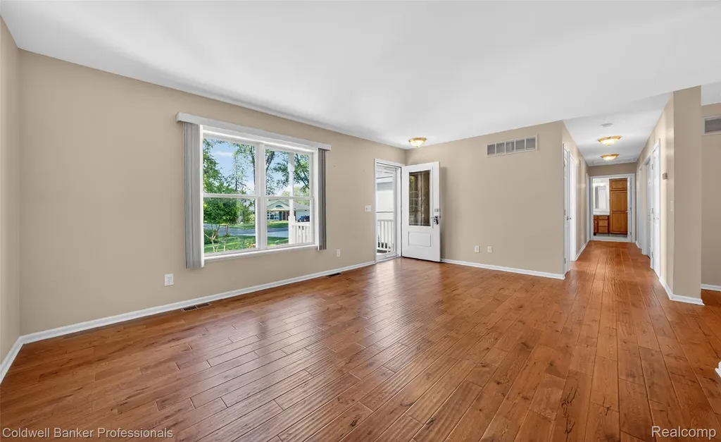 2470 Winkleman Drive Waterford Charter Township MI 48329