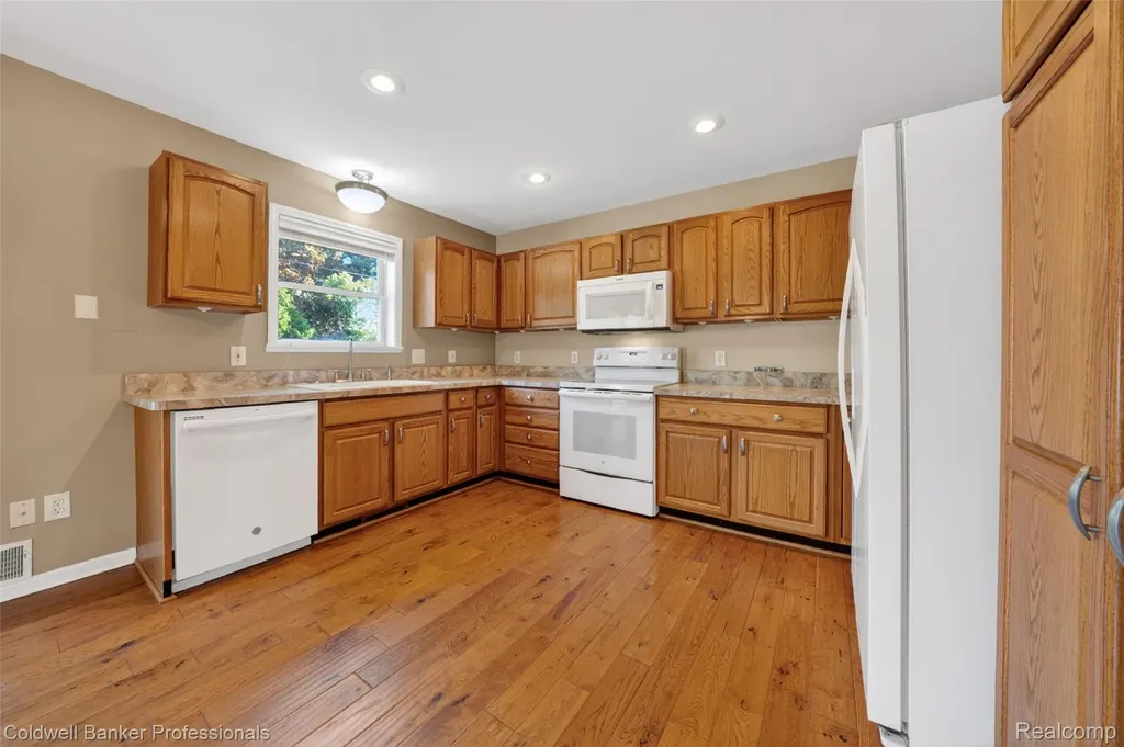 2470 Winkleman Drive Waterford Charter Township MI 48329