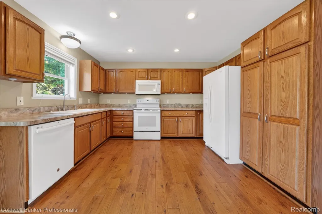 2470 Winkleman Drive Waterford Charter Township MI 48329