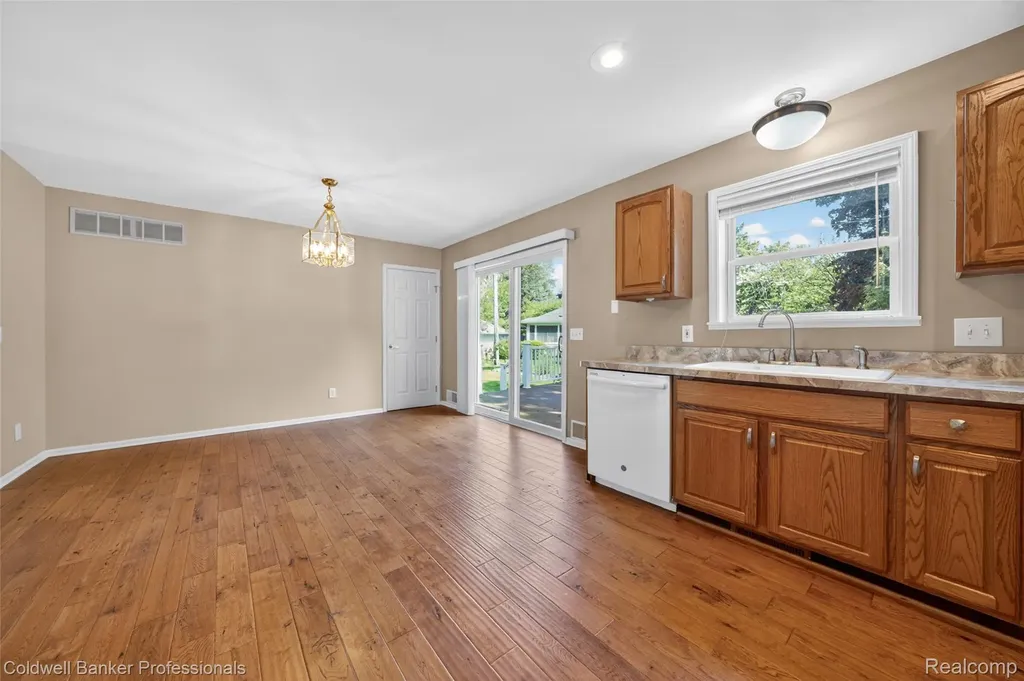 2470 Winkleman Drive Waterford Charter Township MI 48329