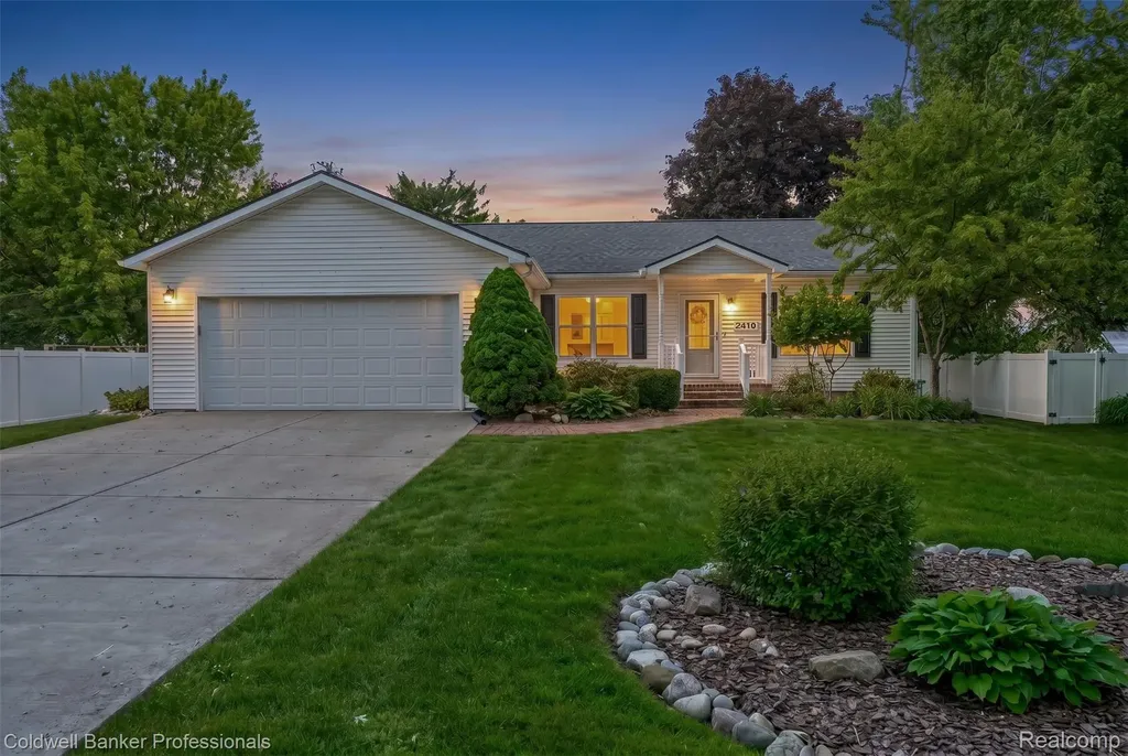 2470 Winkleman Drive Waterford Charter Township MI 48329