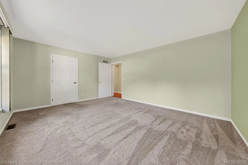 2470 Winkleman Drive Waterford Charter Township MI 48329