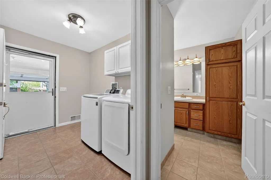 2470 Winkleman Drive Waterford Charter Township MI 48329