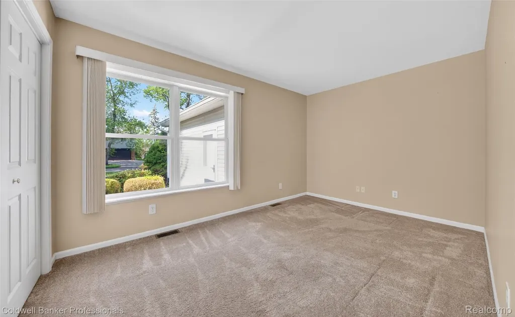 2470 Winkleman Drive Waterford Charter Township MI 48329