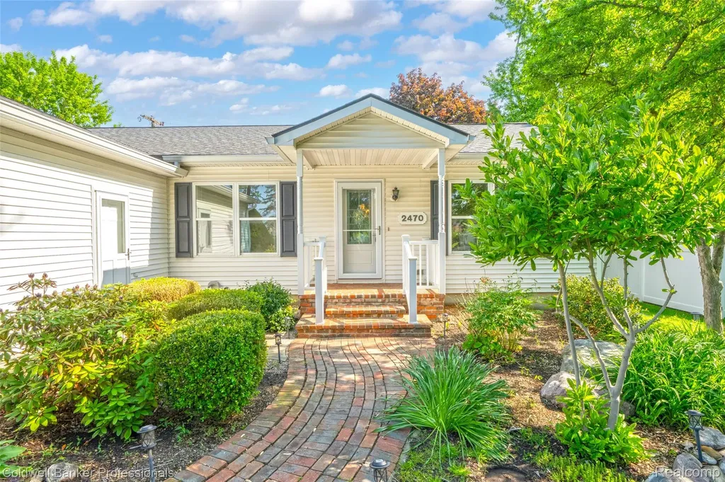 2470 Winkleman Drive Waterford Charter Township MI 48329
