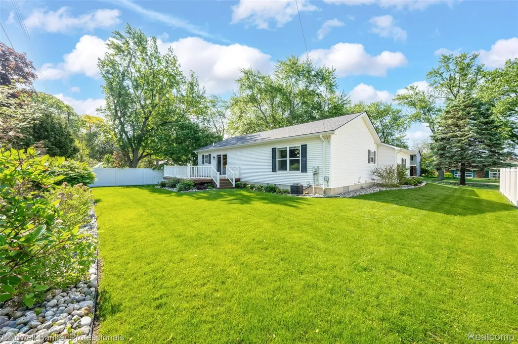 2470 Winkleman Drive Waterford Charter Township MI 48329