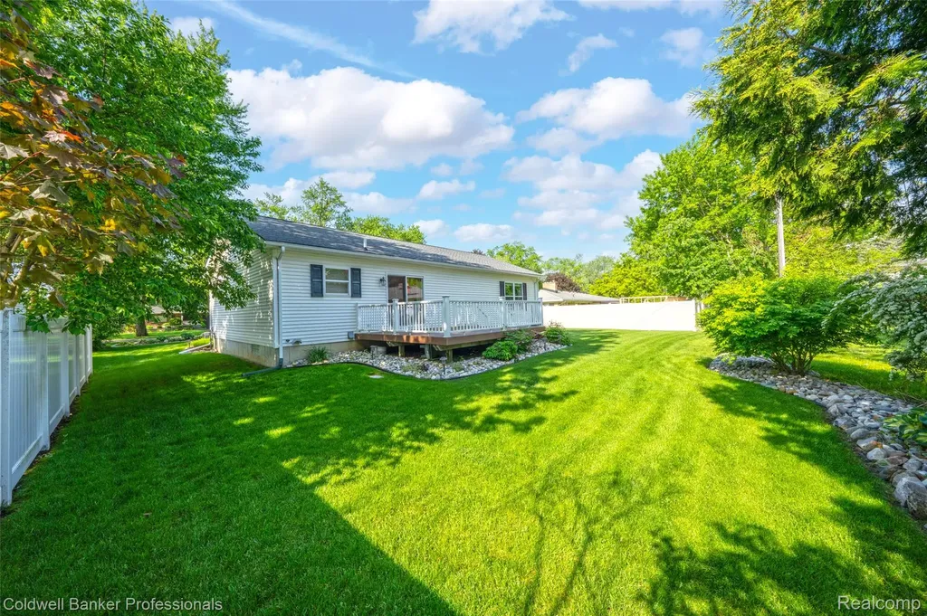 2470 Winkleman Drive Waterford Charter Township MI 48329