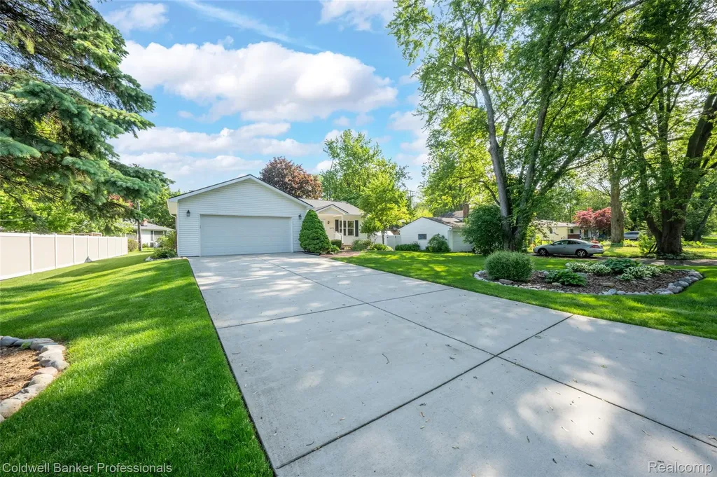 2470 Winkleman Drive Waterford Charter Township MI 48329