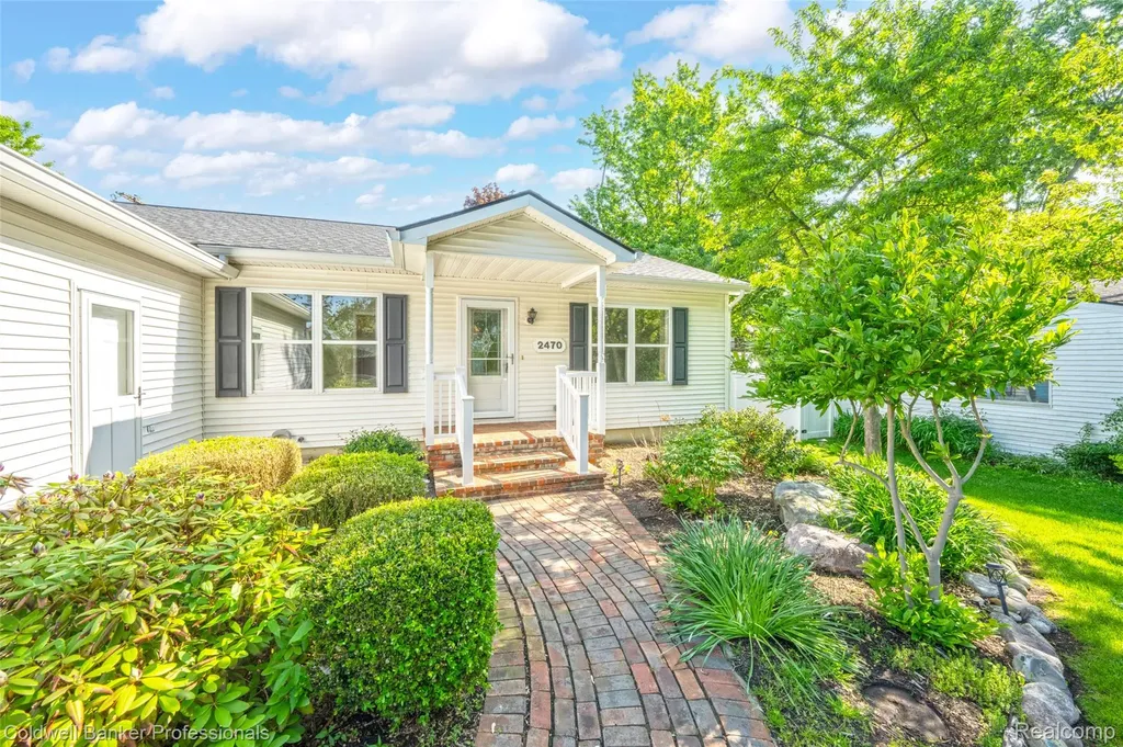 2470 Winkleman Drive Waterford Charter Township MI 48329