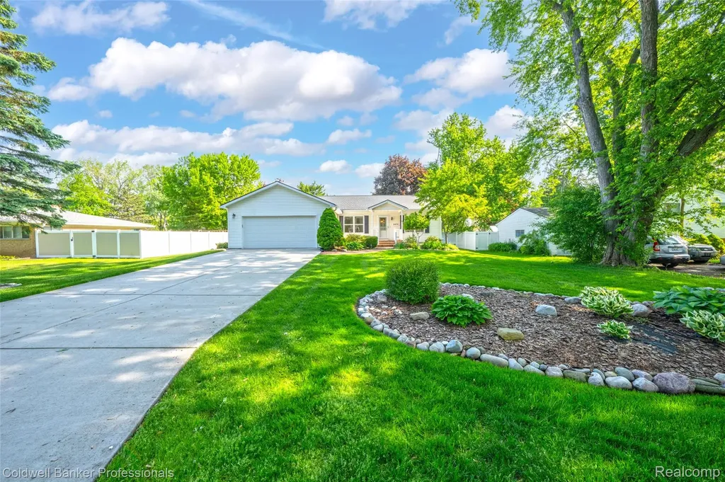 2470 Winkleman Drive Waterford Charter Township MI 48329