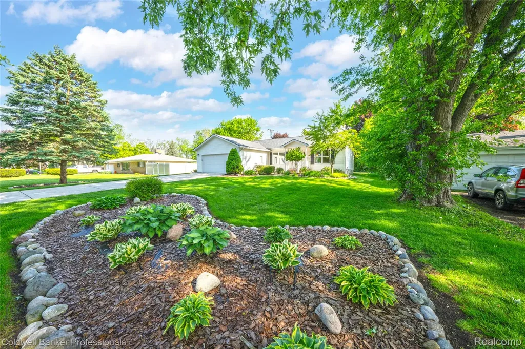 2470 Winkleman Drive Waterford Charter Township MI 48329