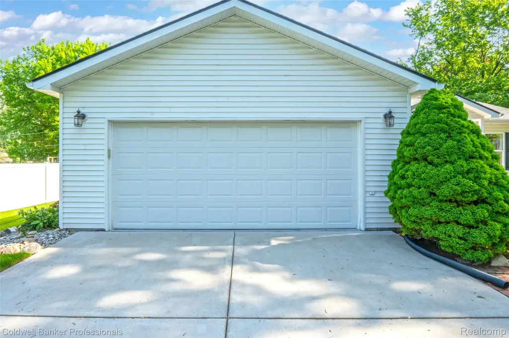 2470 Winkleman Drive Waterford Charter Township MI 48329