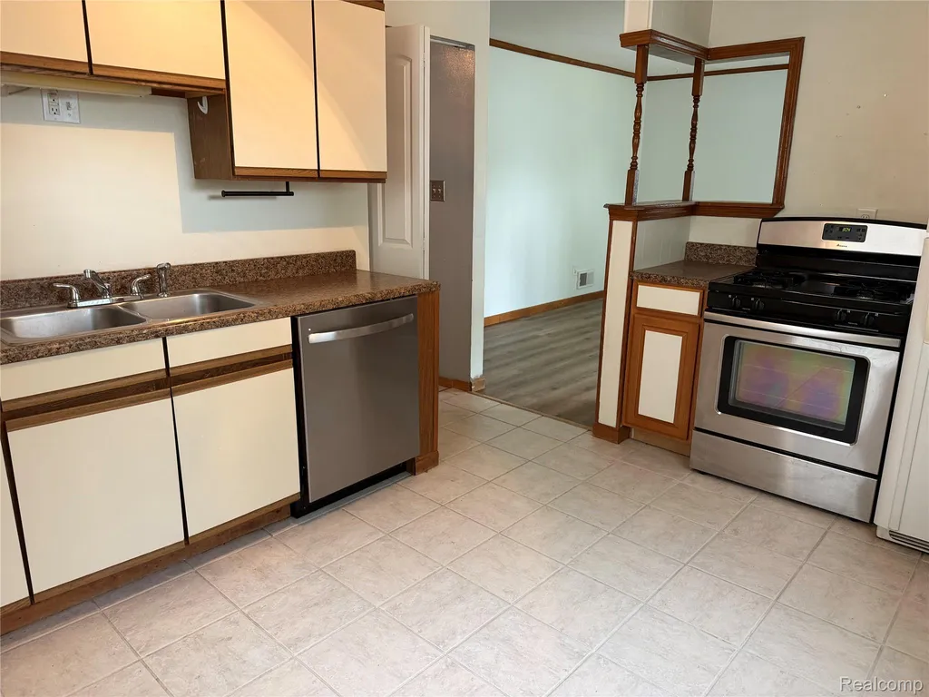 27791 Groveland Street Madison Heights City MI 48071