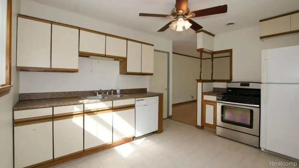 27791 Groveland Street Madison Heights City MI 48071